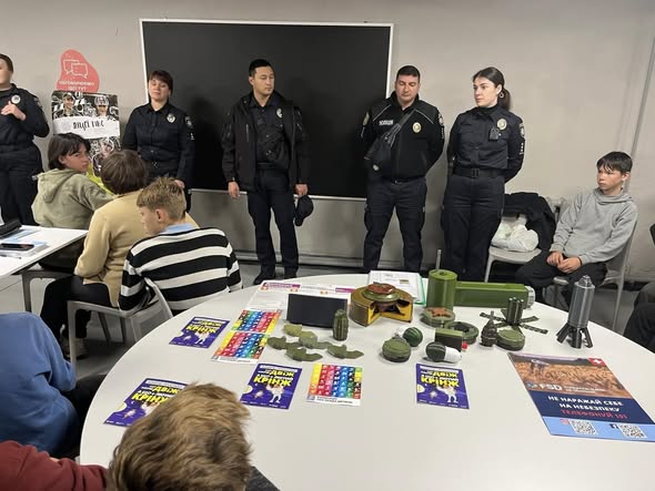 Спільне заняття поліцейських офіцерів громади та інспекторів ССОБ з учнями Катлабузької громади.